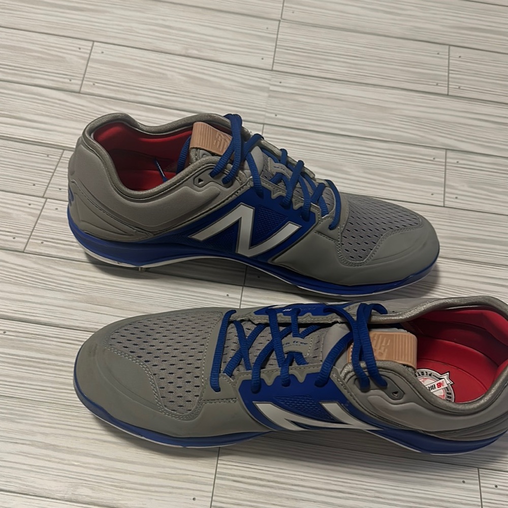 Worn once. Mens baseball metal cleat